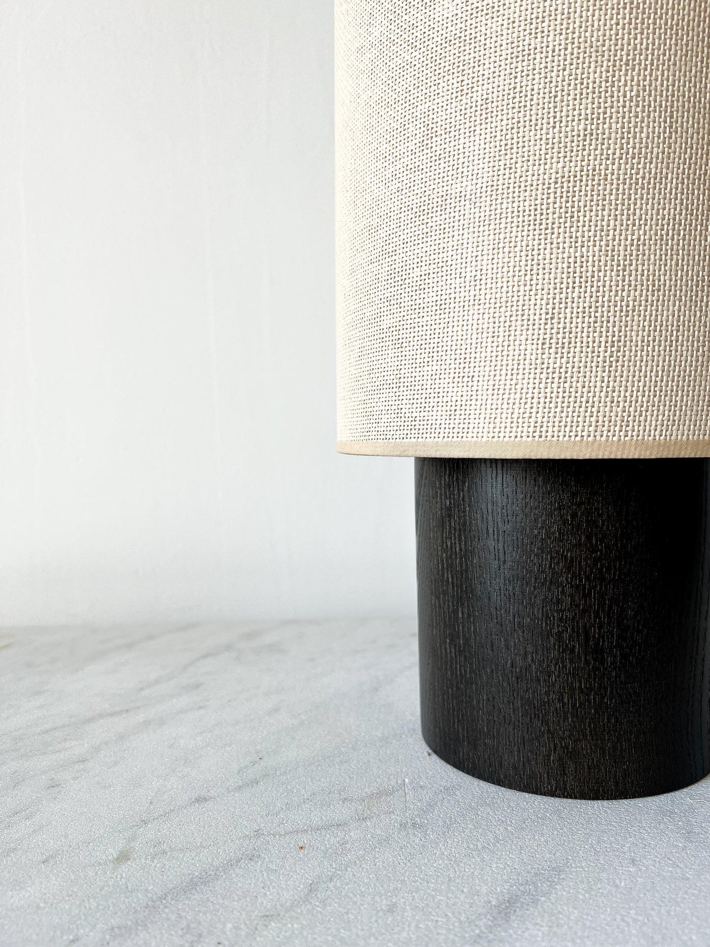 PETITE SIMONE / Frêne teinté noir et raphia naturel