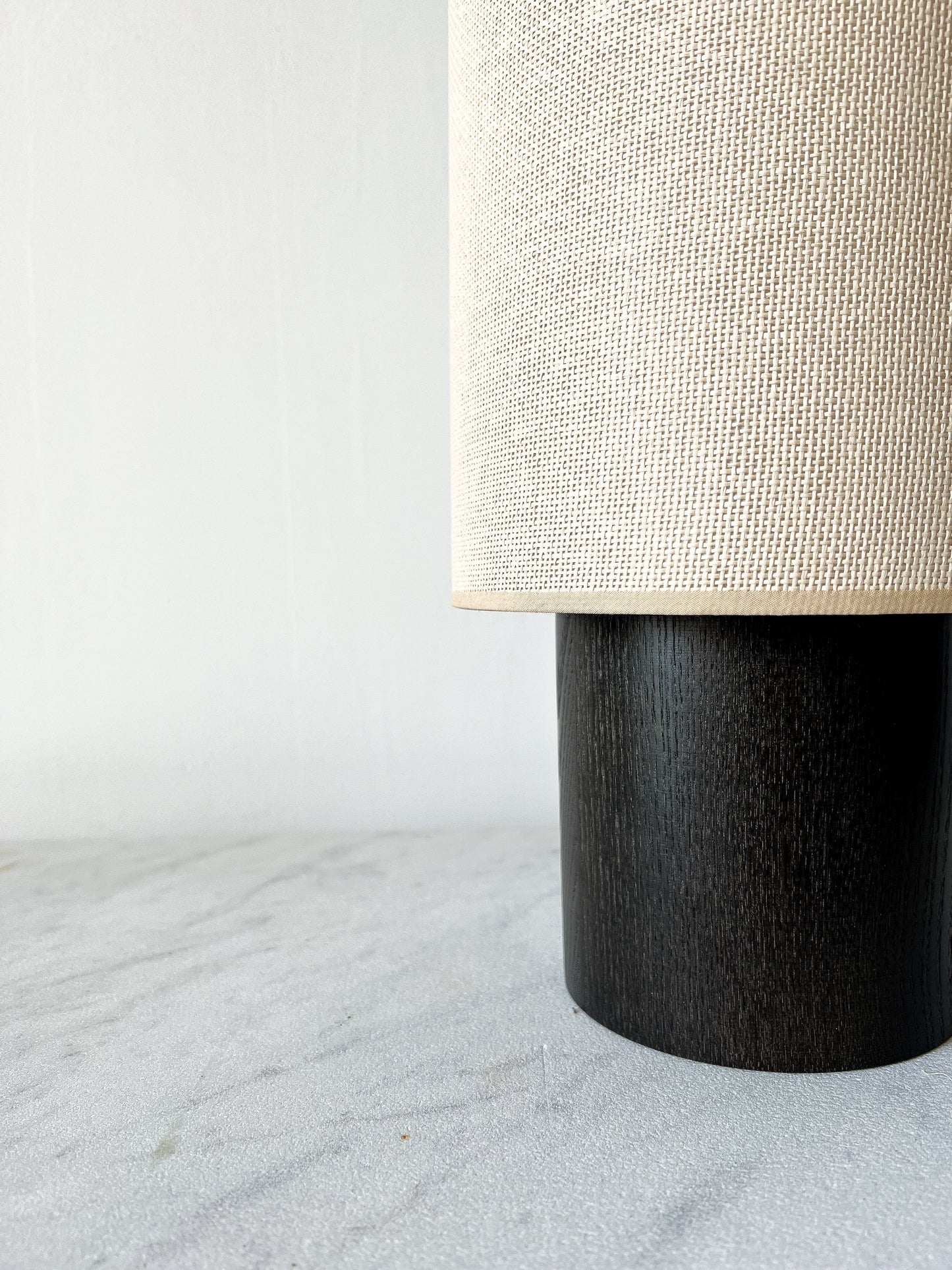GRANDE SIMONE / Frêne teinté noir et raphia beige