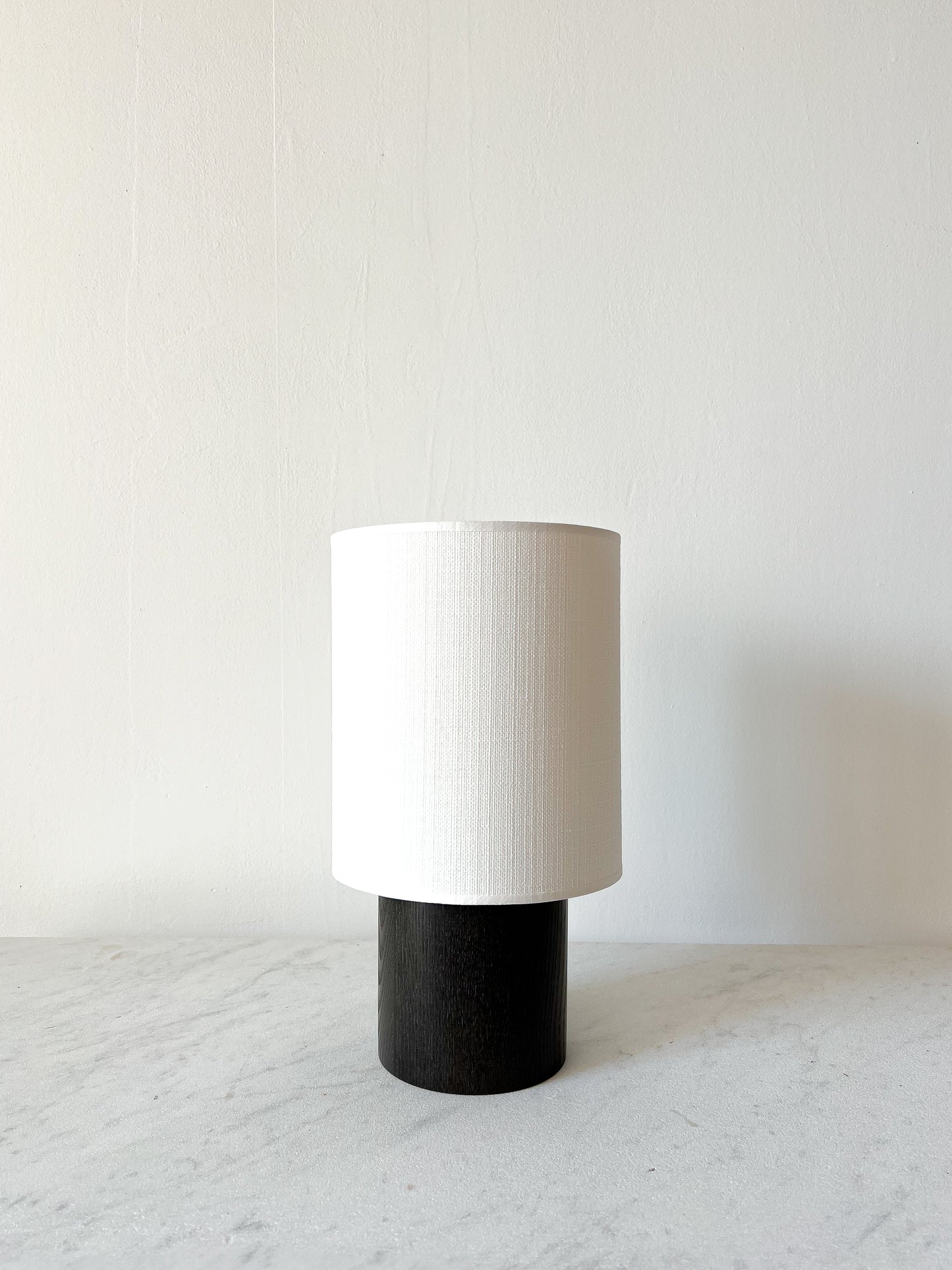 PETITE SIMONE / Frêne teinté noir et lin blanc