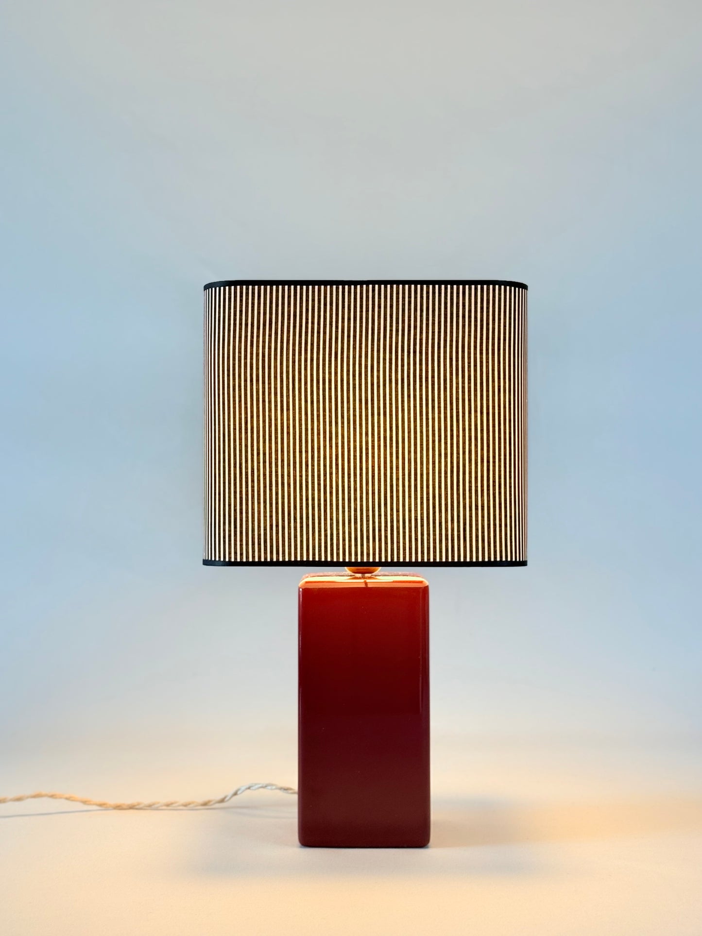 Lampe à poser MELLOW grand format pied laqué bordeaux et abat jour rayé