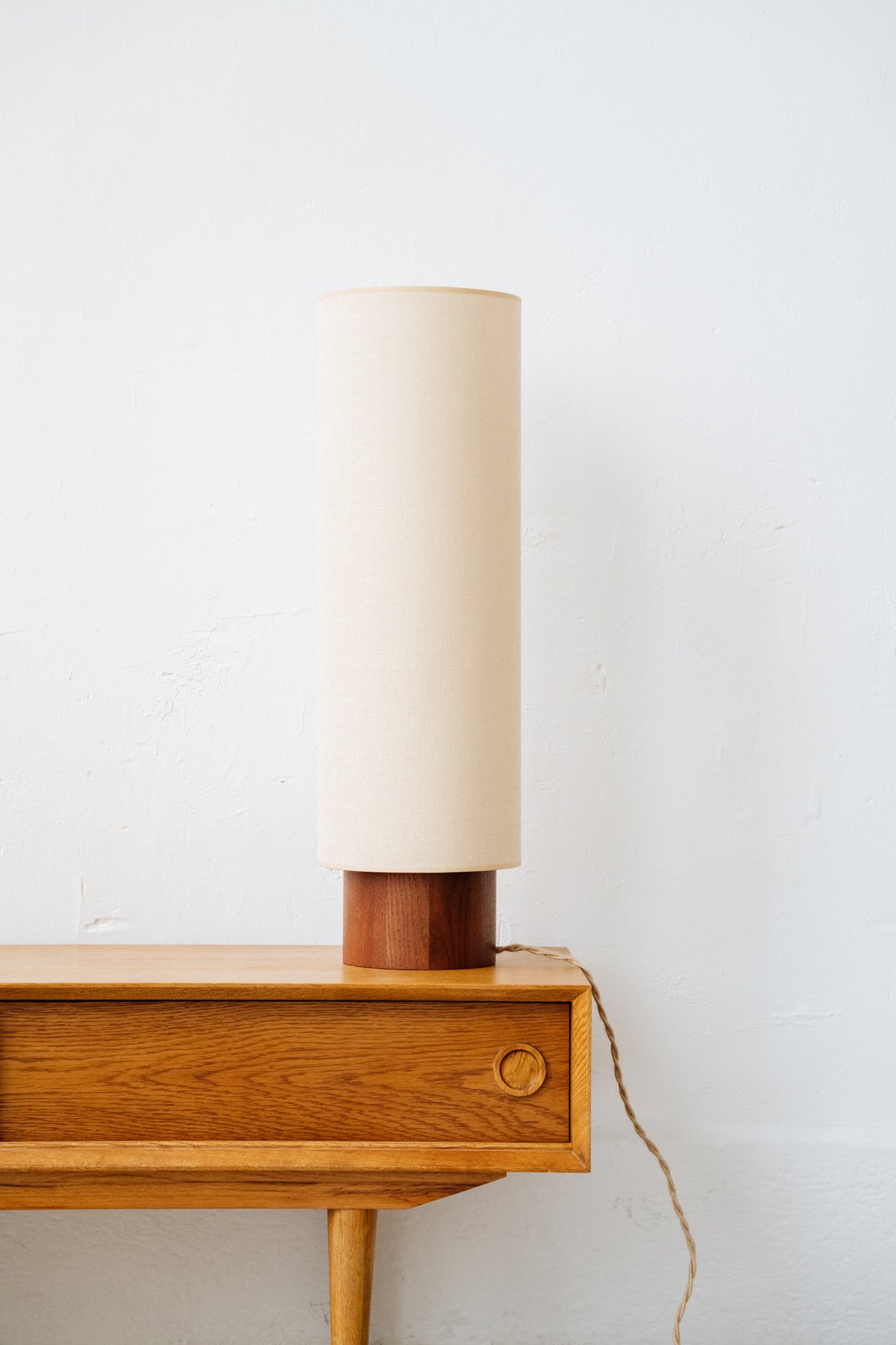 PETITE SIMONE / Bois finition noyer et raphia beige