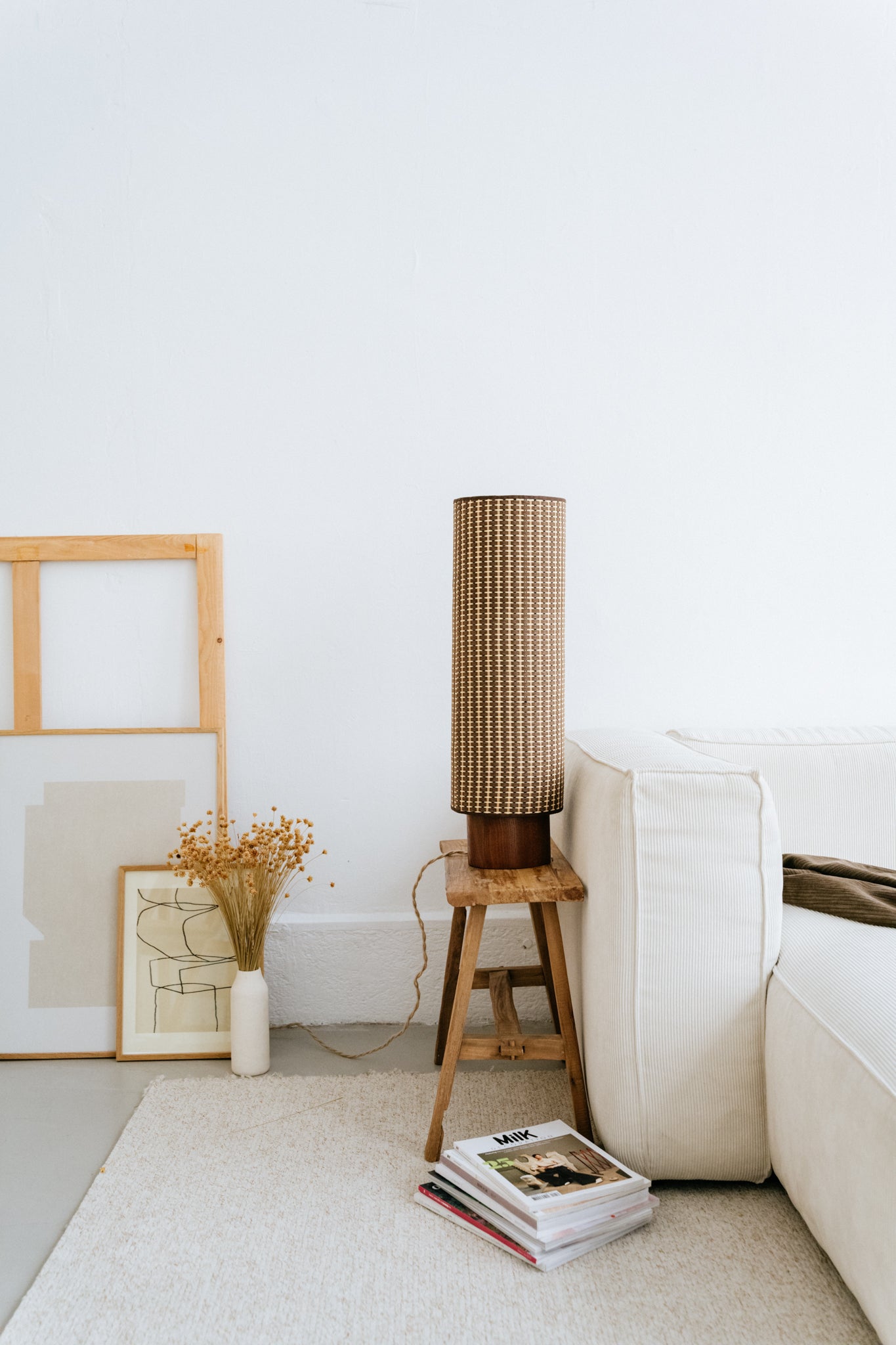 PETITE SIMONE / Bois finition noyer et raphia marron