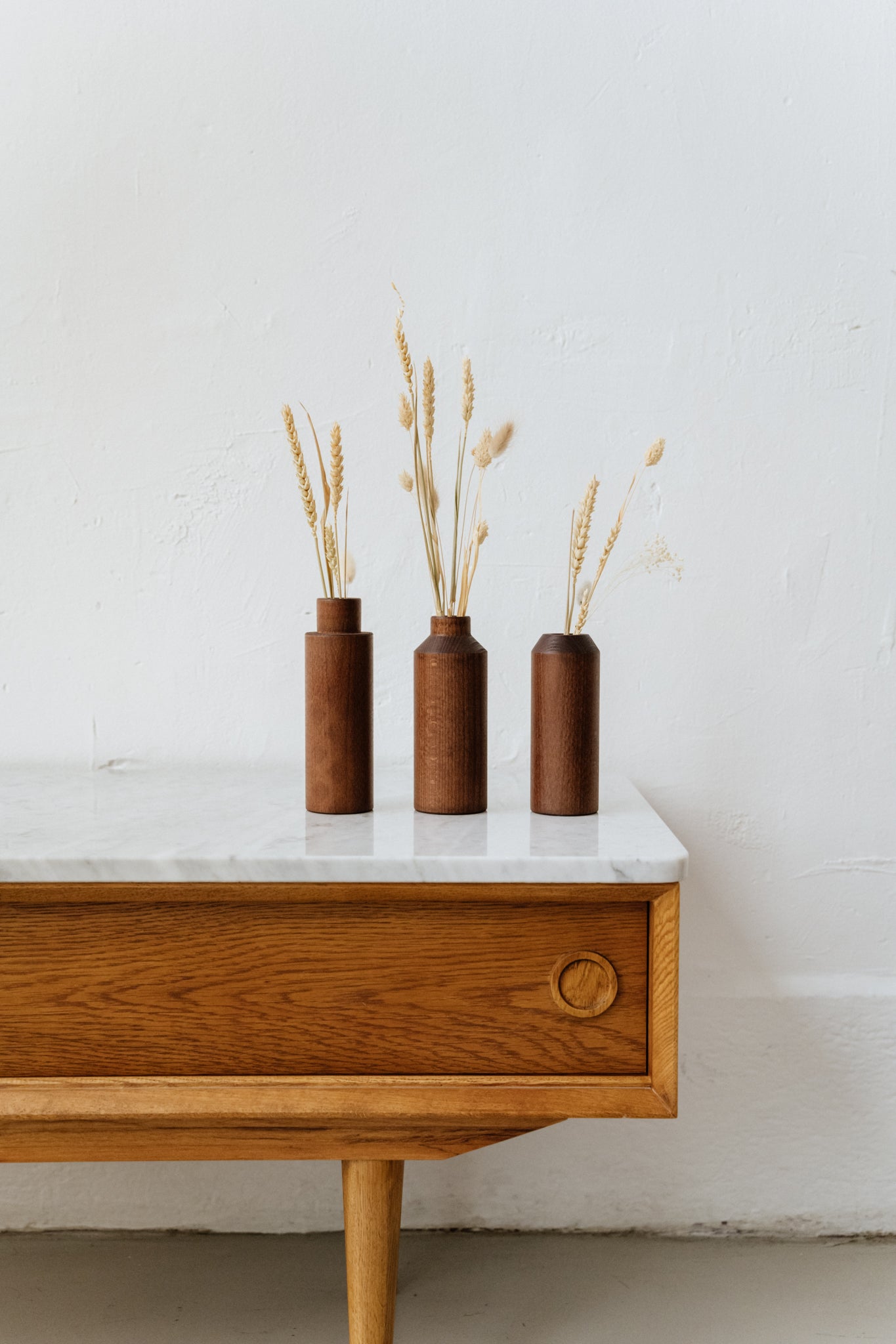 Trio de vases teintés noyer