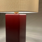 Detail lampe à poser MELLOW - pieds de lampe laqué bordeaux