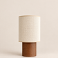 Lampe à poser SIMONE / Petit format en bois finition noyer et raphia beige