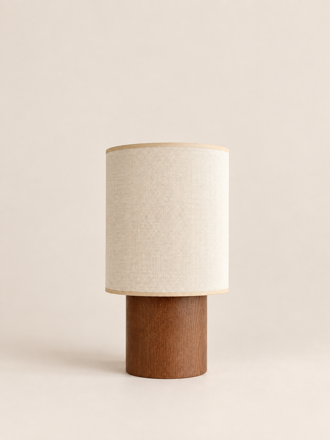 Lampe à poser SIMONE / Petit format en bois finition noyer et raphia beige