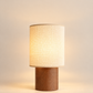 Lampe à poser SIMONE / Petit format en bois finition noyer et raphia beige