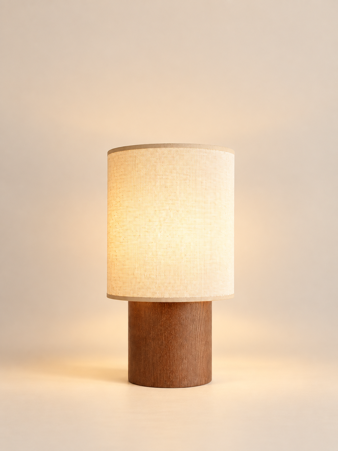 Lampe à poser SIMONE / Petit format en bois finition noyer et raphia beige