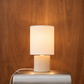 Lampe à poser SIMONE / Petit format en bois de frêne et abat jour blanc