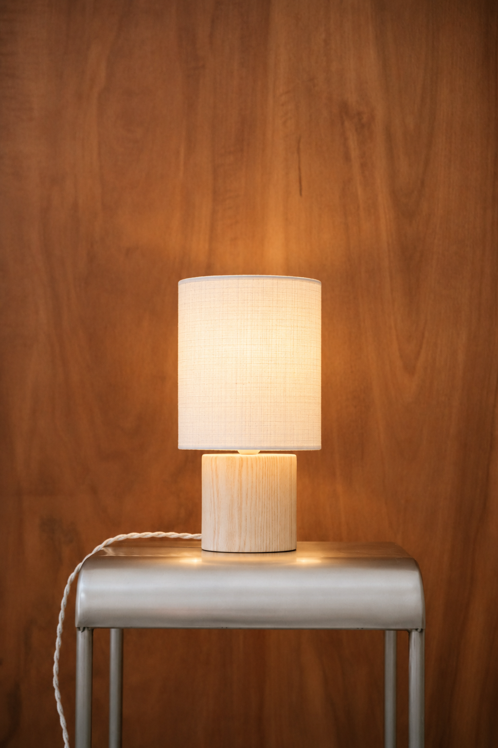 Lampe à poser SIMONE / Petit format en bois de frêne et abat jour blanc