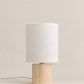 Lampe à poser SIMONE / Petit format en bois de frêne et abat jour blanc
