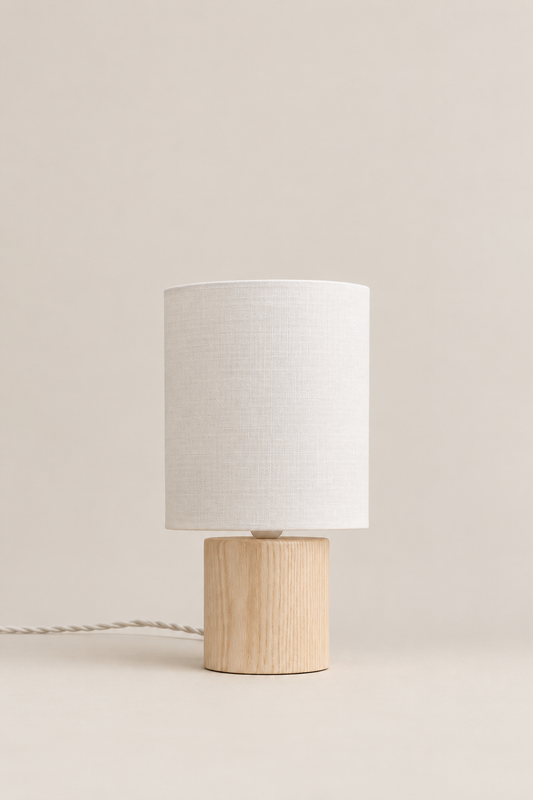 Lampe à poser SIMONE / Petit format en bois de frêne et abat jour blanc