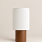 Lampe à poser SIMONE / Petit format en Bois finition noyer et lin blanc