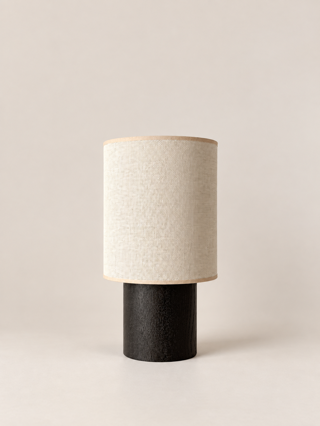 Lampe à poser SIMONE / Petit format en Bois de frêne teinté noir et raphia naturel