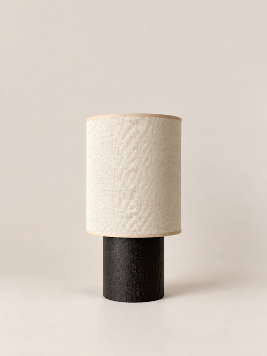 Lampe à poser SIMONE / Petit format en Bois de frêne teinté noir et raphia naturel