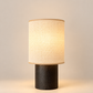 Lampe à poser SIMONE / Petit format en Bois de frêne teinté noir et raphia naturel