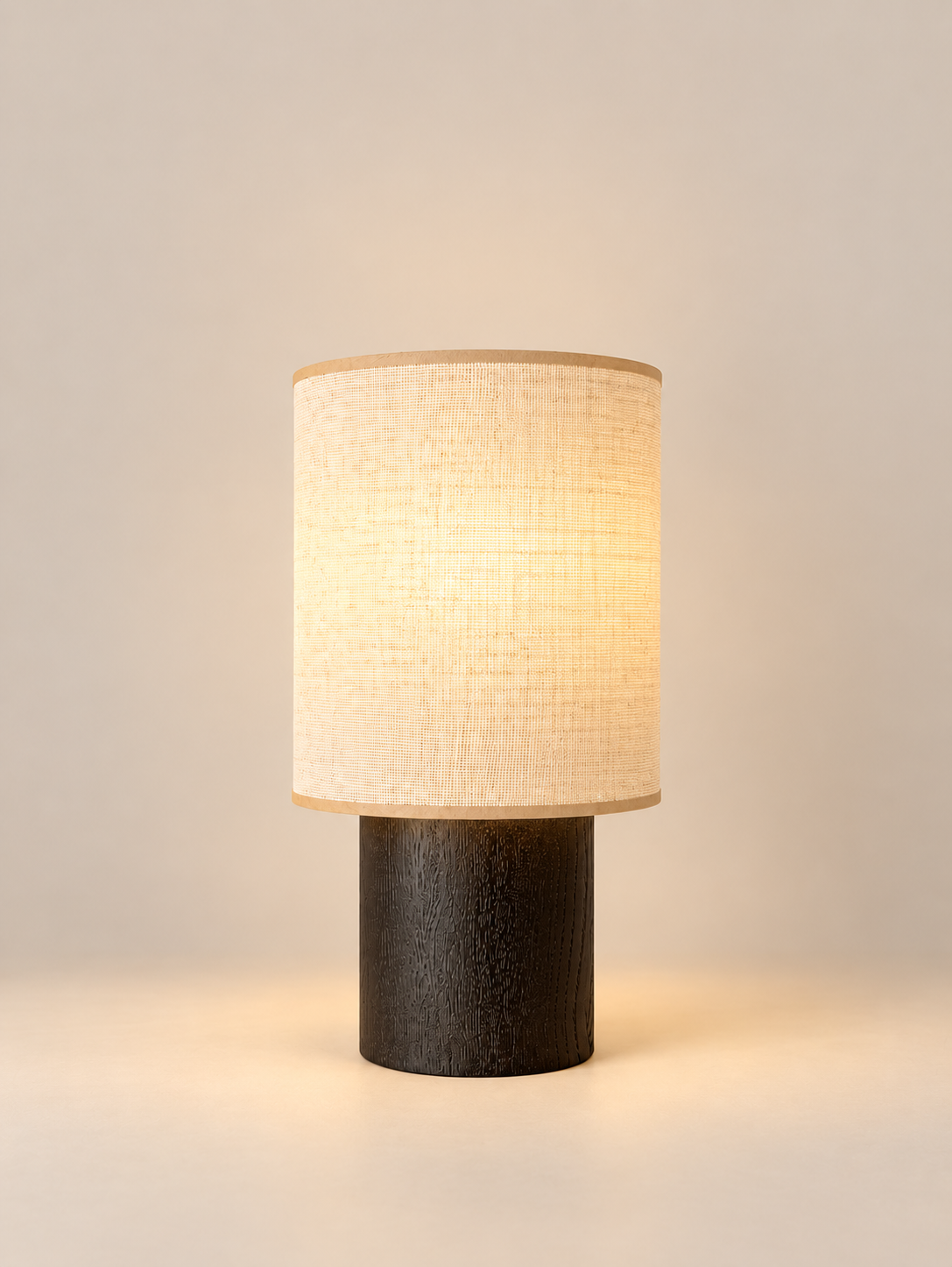 Lampe à poser SIMONE / Petit format en Bois de frêne teinté noir et raphia naturel