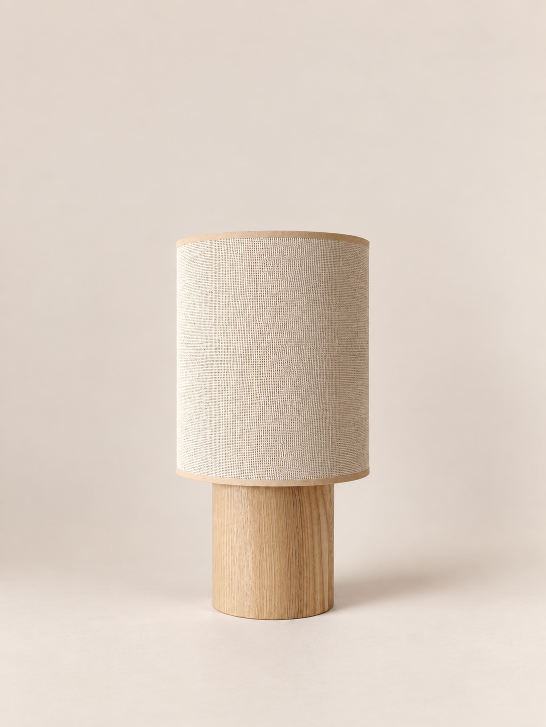 Lampe à poser SIMONE / Petit format en frêne et raphia