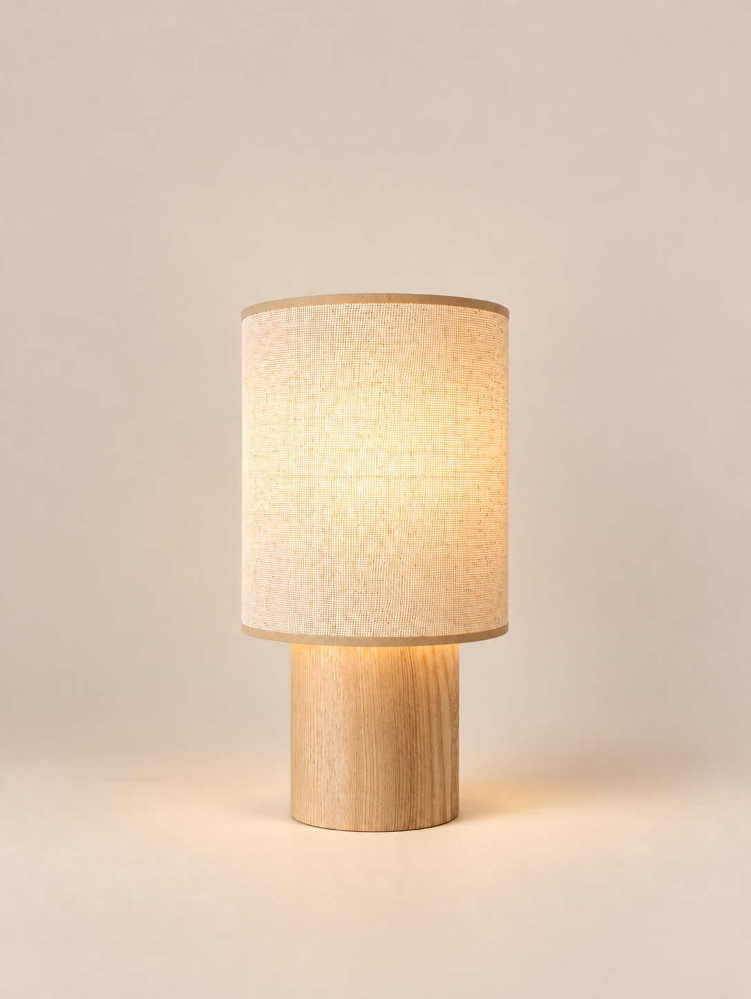 Lampe à poser SIMONE / Petit format en frêne et raphia