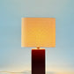 Lampe à poser MELLOW grand format pied laqué bordeaux, abat jour raphia