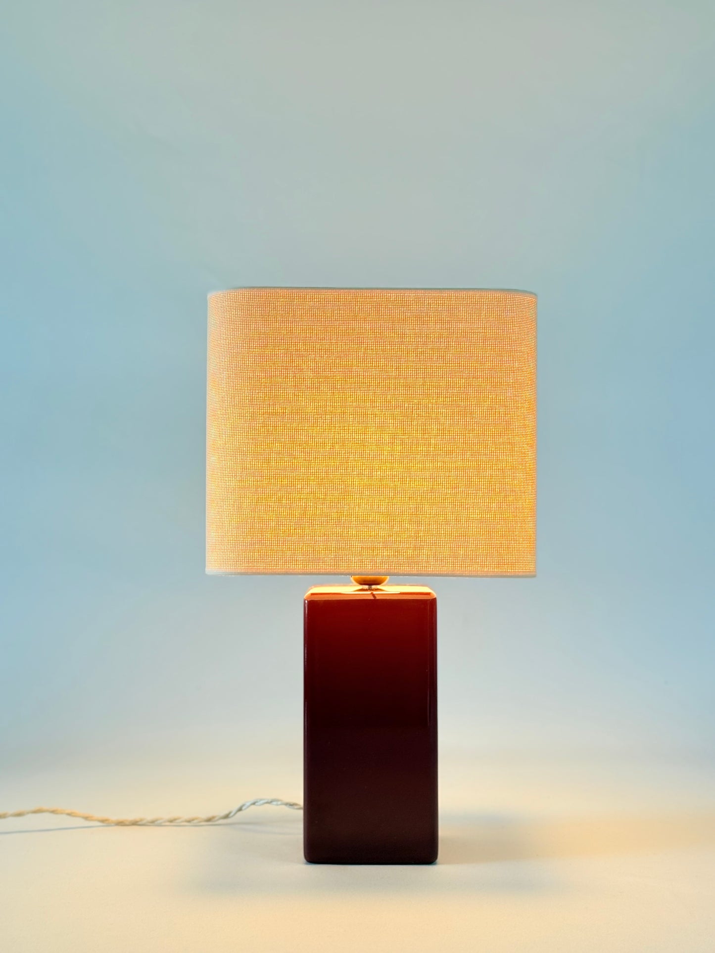 Lampe à poser MELLOW grand format pied laqué bordeaux, abat jour raphia
