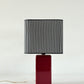 Lampe à poser MELLOW grand format pied laqué bordeaux et abat jour raye 