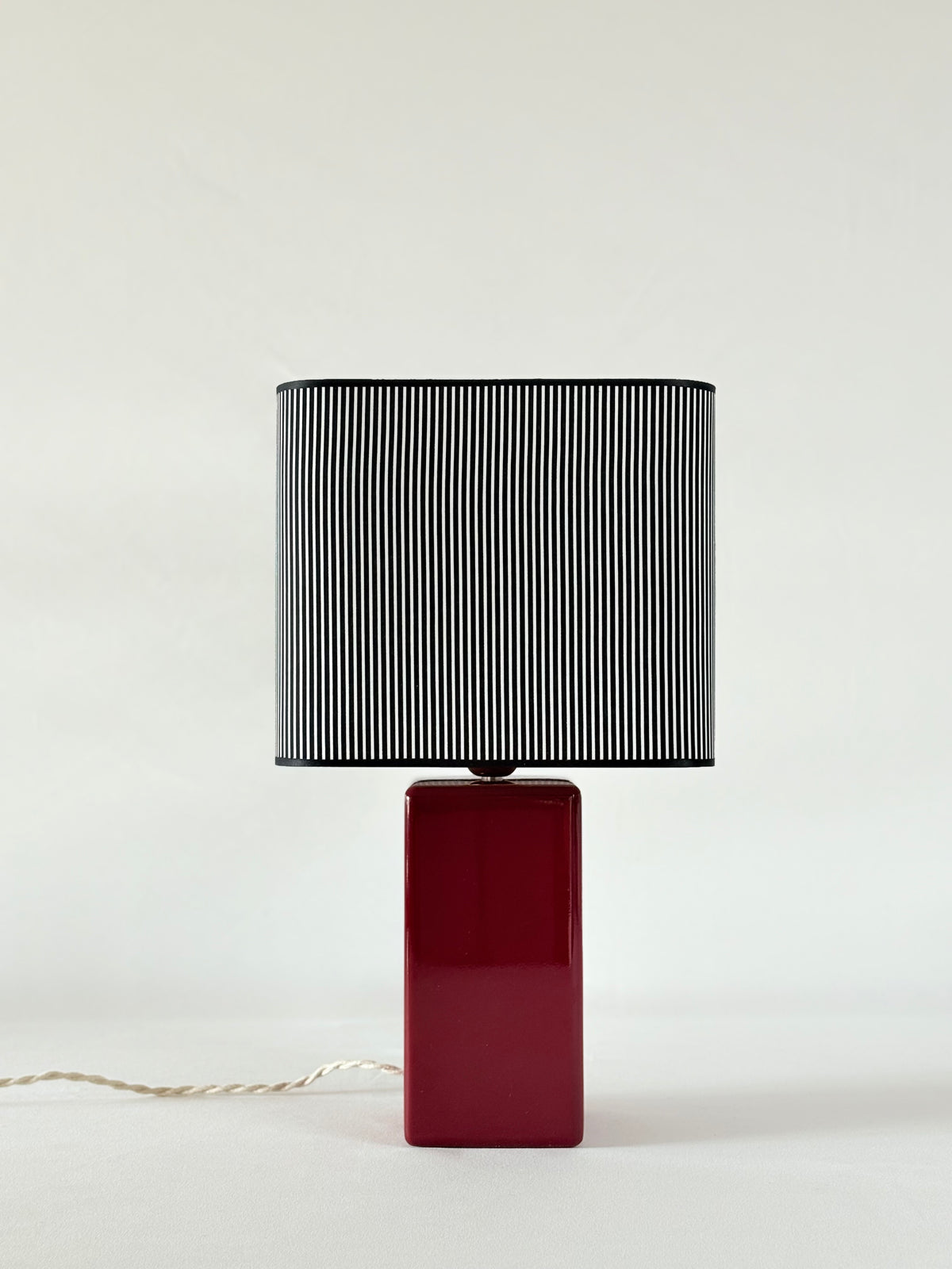 Lampe à poser MELLOW grand format pied laqué bordeaux et abat jour raye 